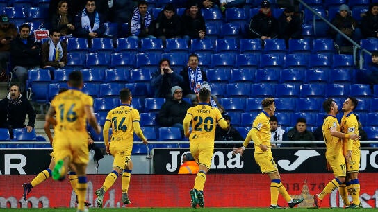 Los jugadores del Alcorc&oacute;n celebran el gol de &Aacute;lvaro Gim&eacute;nez contra el Espanyol