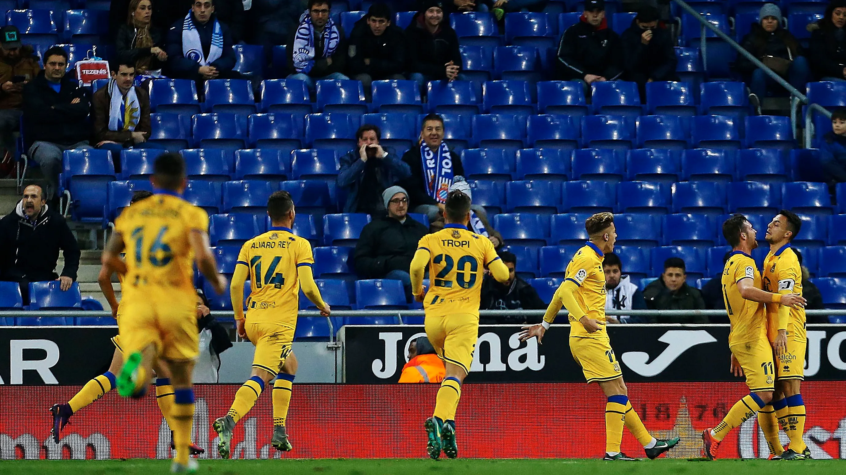 Los jugadores del Alcorcón celebran el gol de Álvaro Giménez contra el Espanyol