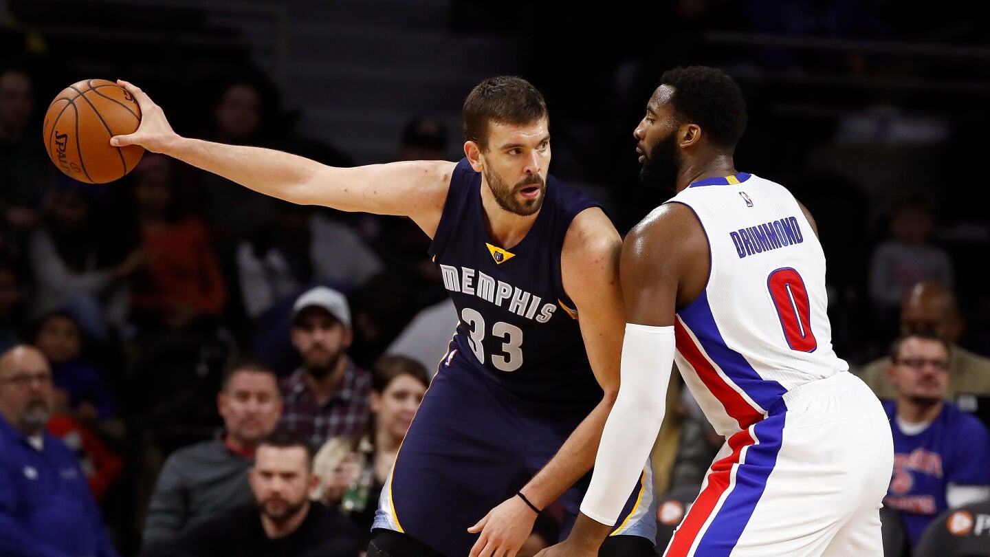 Marc Gasol observa la jugada ante la defensa de Drummond
