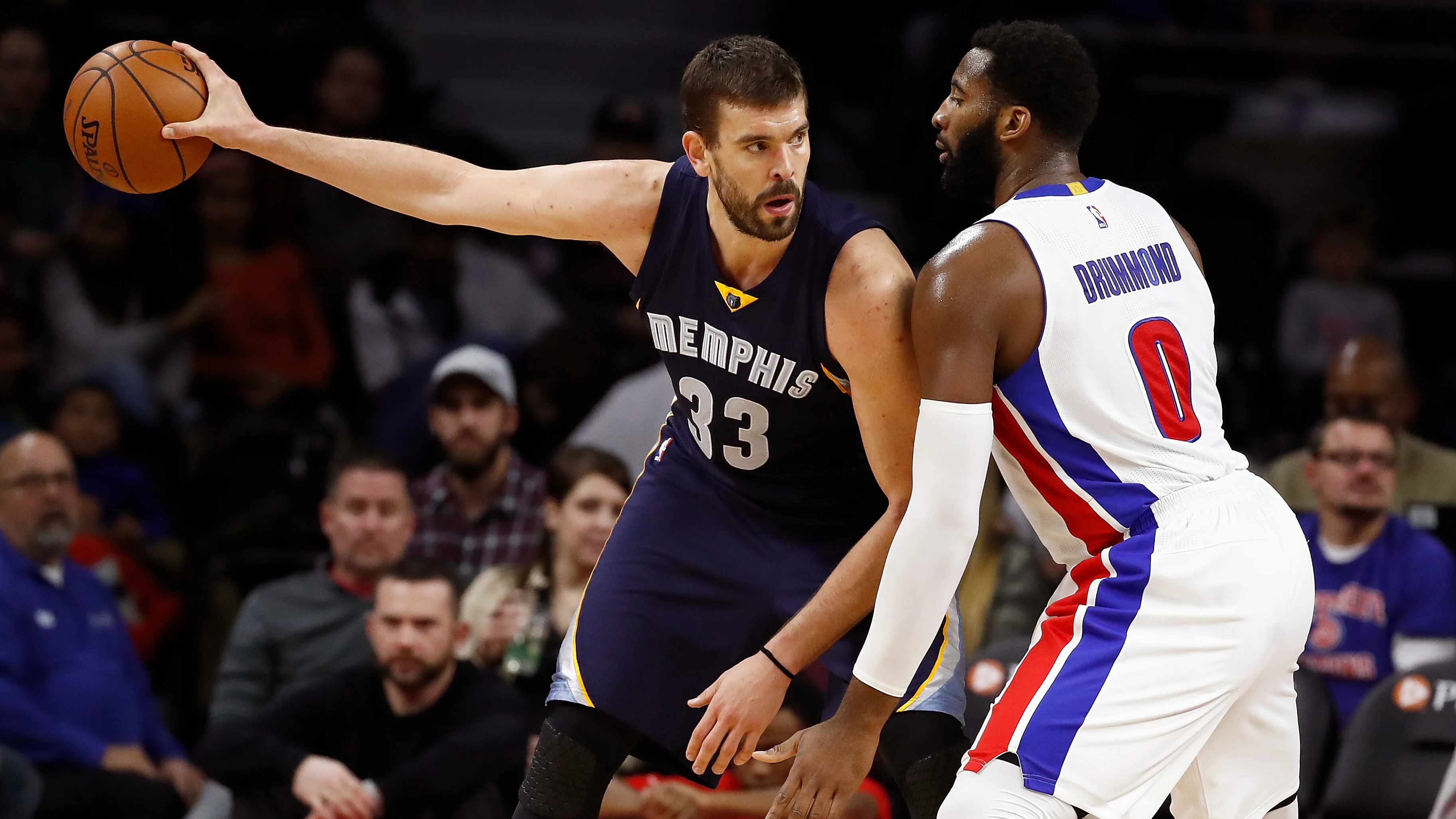Marc Gasol observa la jugada ante la defensa de Drummond Marc Gasol observa la jugada ante la defensa de Drummond