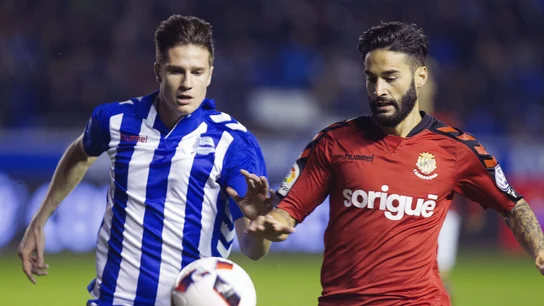 Carlos Martin Vigaray y Cristian Lobato luchan por el balón Carlos Martin Vigaray y Cristian Lobato luchan por el balón
