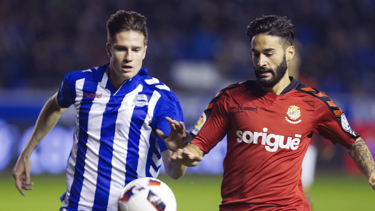 Carlos Martin Vigaray y Cristian Lobato luchan por el balón Carlos Martin Vigaray y Cristian Lobato luchan por el balón
