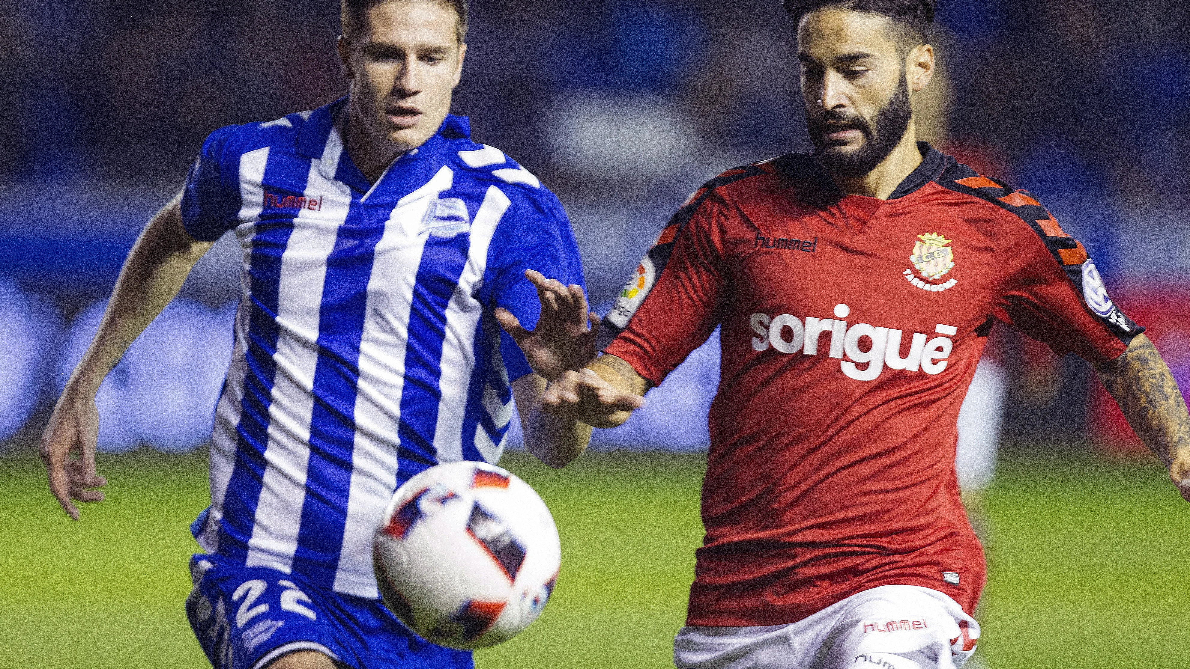 Carlos Martin Vigaray y Cristian Lobato luchan por el balón