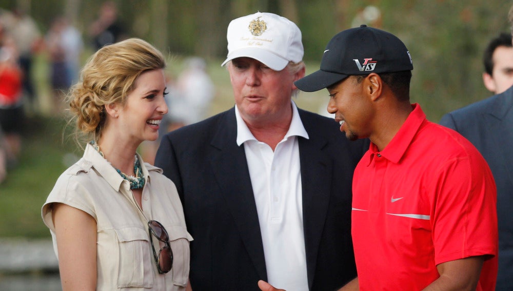 Ivanka Trump, Donald Trump y Tiger Woods, durante un partido