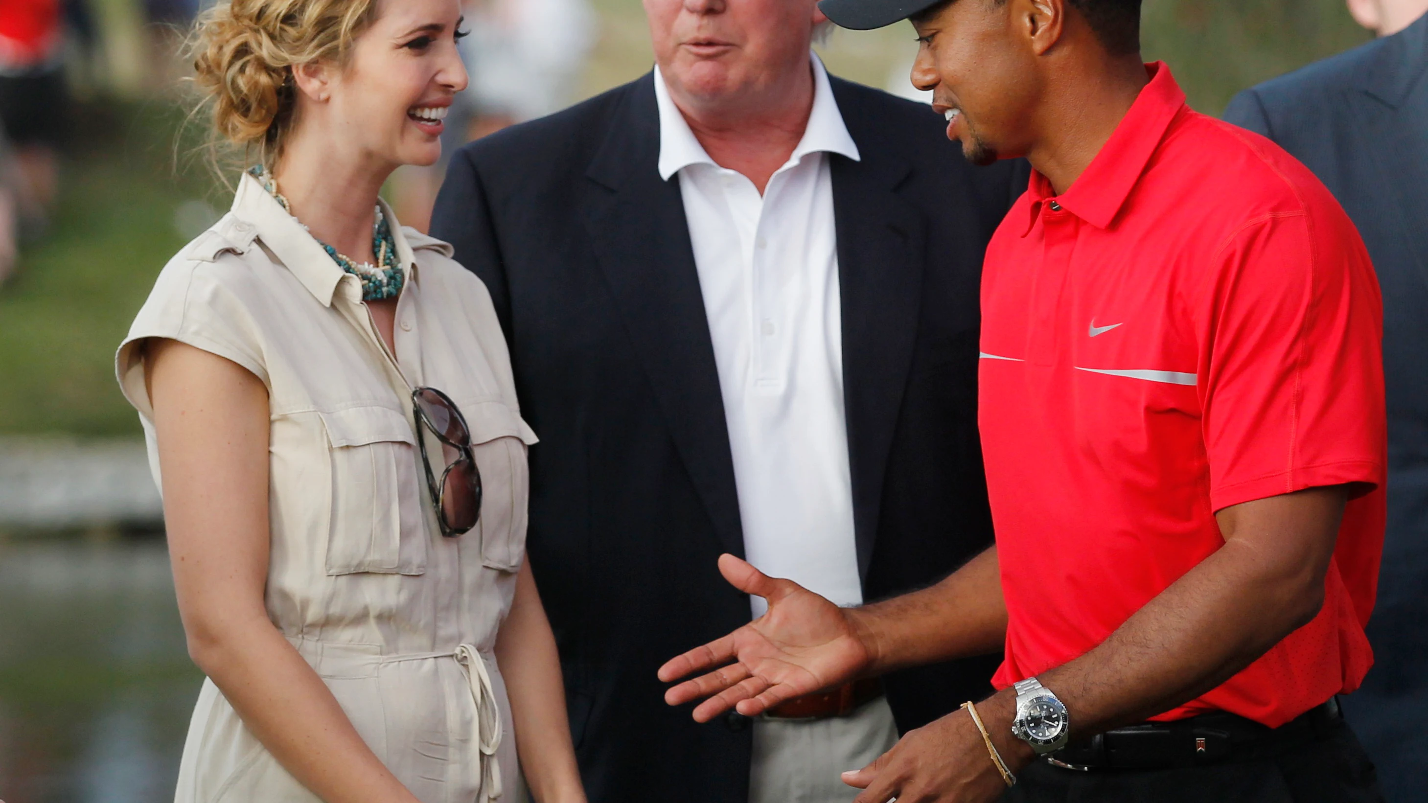 Ivanka Trump, Donald Trump y Tiger Woods, durante un partido