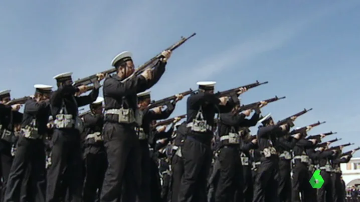 Frame 14.194593 de: Así se finiquitaron los 200 años de servicio militar obligatorio en España: "Señoras y señores, se acaba la mili"