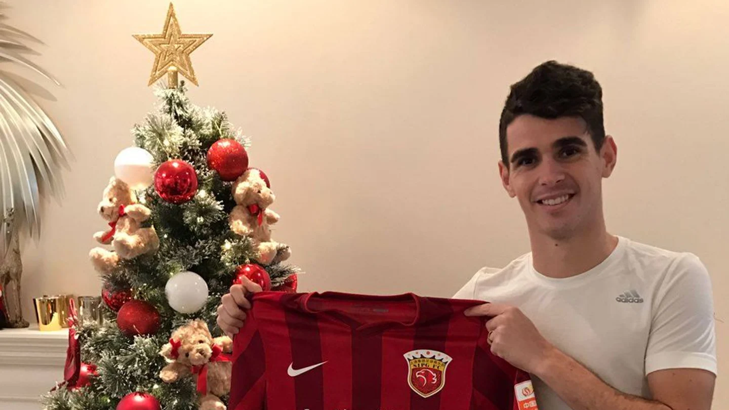 Oscar posa con la camiseta del Shanghai SIPG Oscar posa con la camiseta del Shanghai SIPG