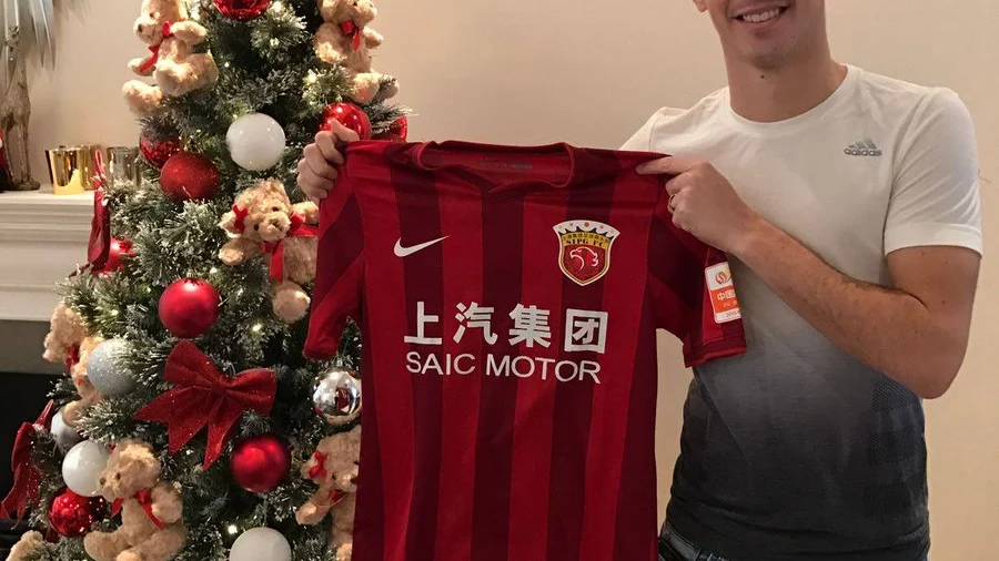 Oscar posa con la camiseta del Shanghai SIPG Oscar posa con la camiseta del Shanghai SIPG