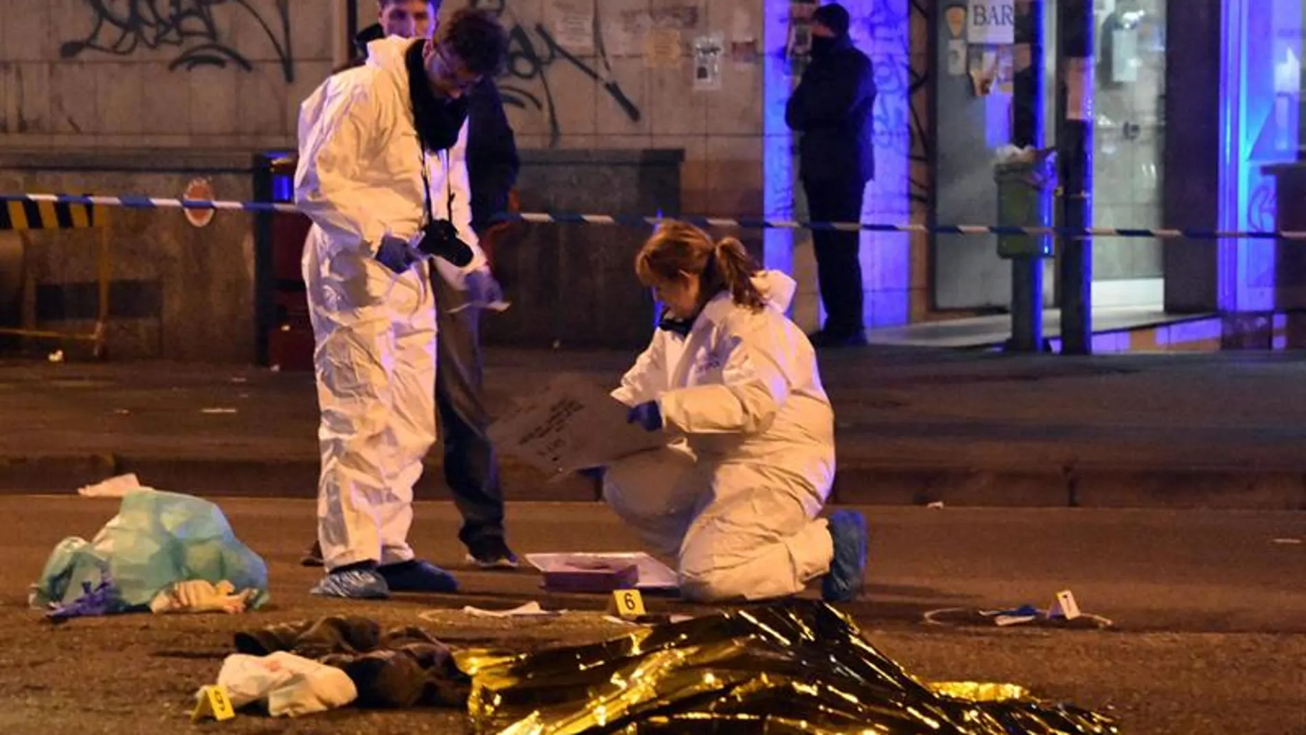 Expertos forenses trabajan junto al cuerpo sin vida del tunecino de 24 años sospechoso de cometer el atentado de Berlín