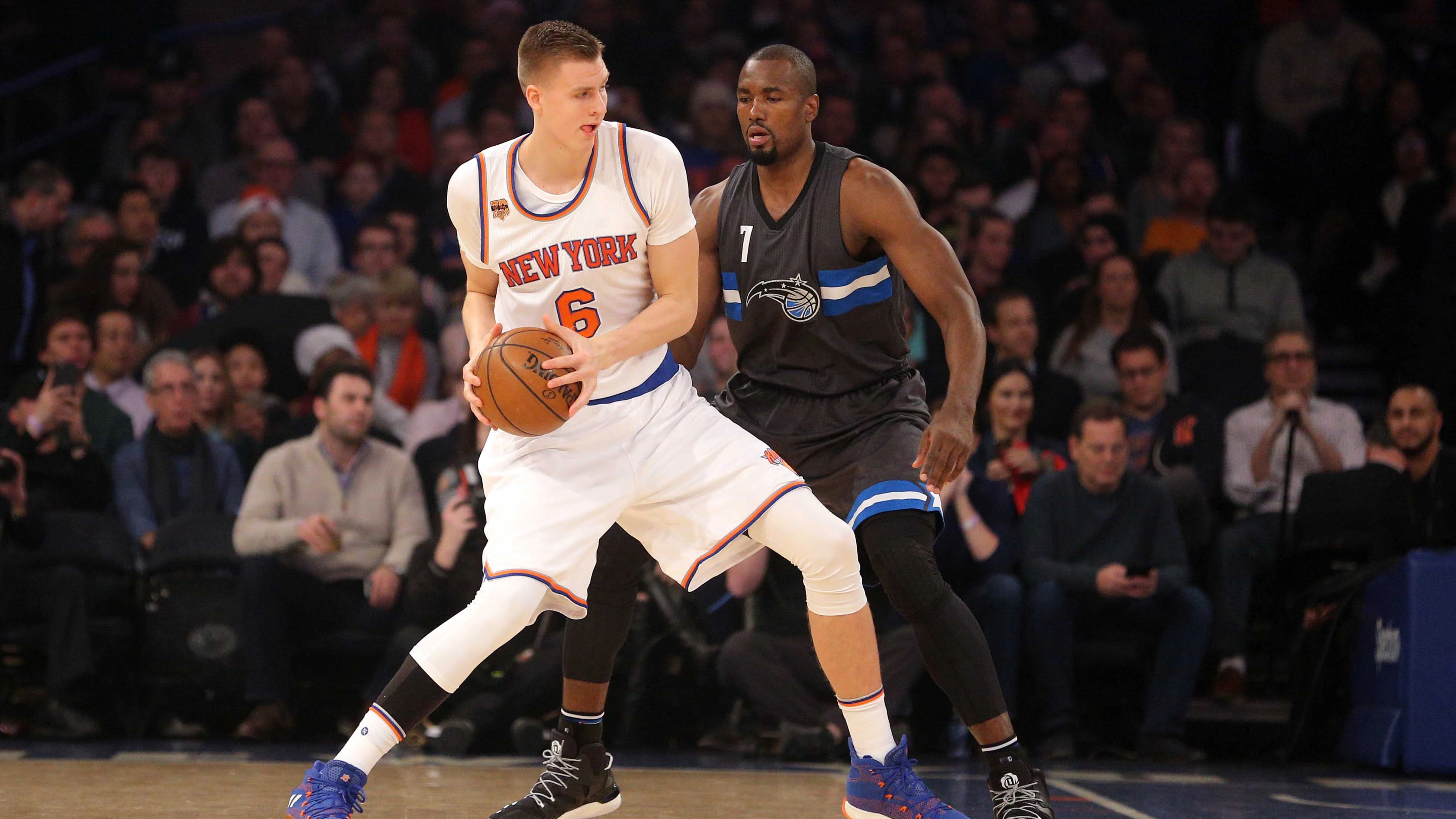 Porzingis postea ante la defensa de Ibaka