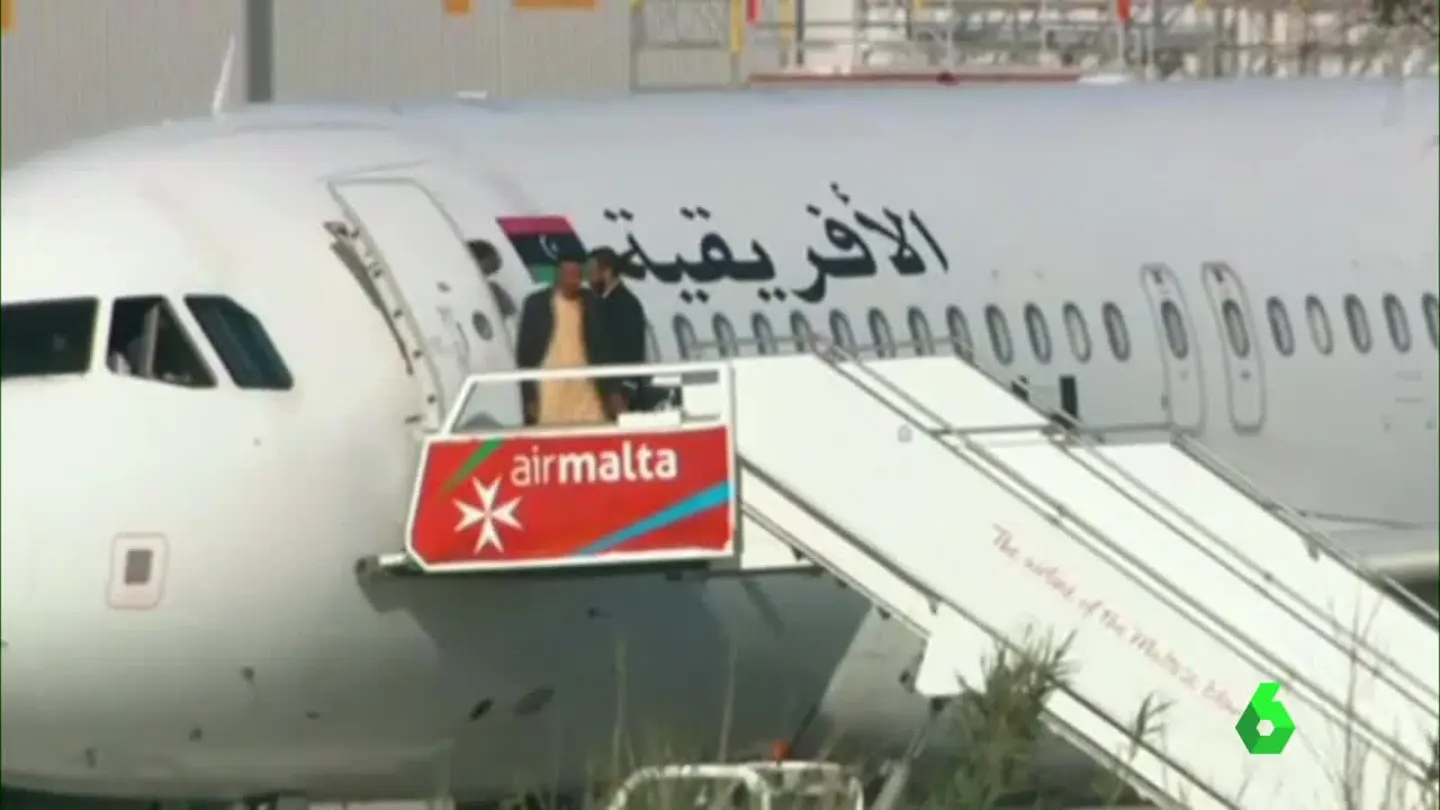 Los primeros liberados abandonan el avión libio secuestrado en Malta Los primeros liberados abandonan el avión libio secuestrado en Malta