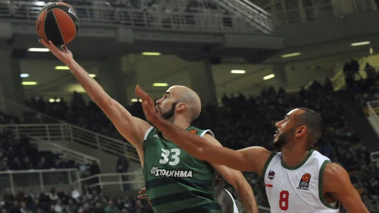 Nick Calathes intenta anotar Nick Calathes intenta anotar