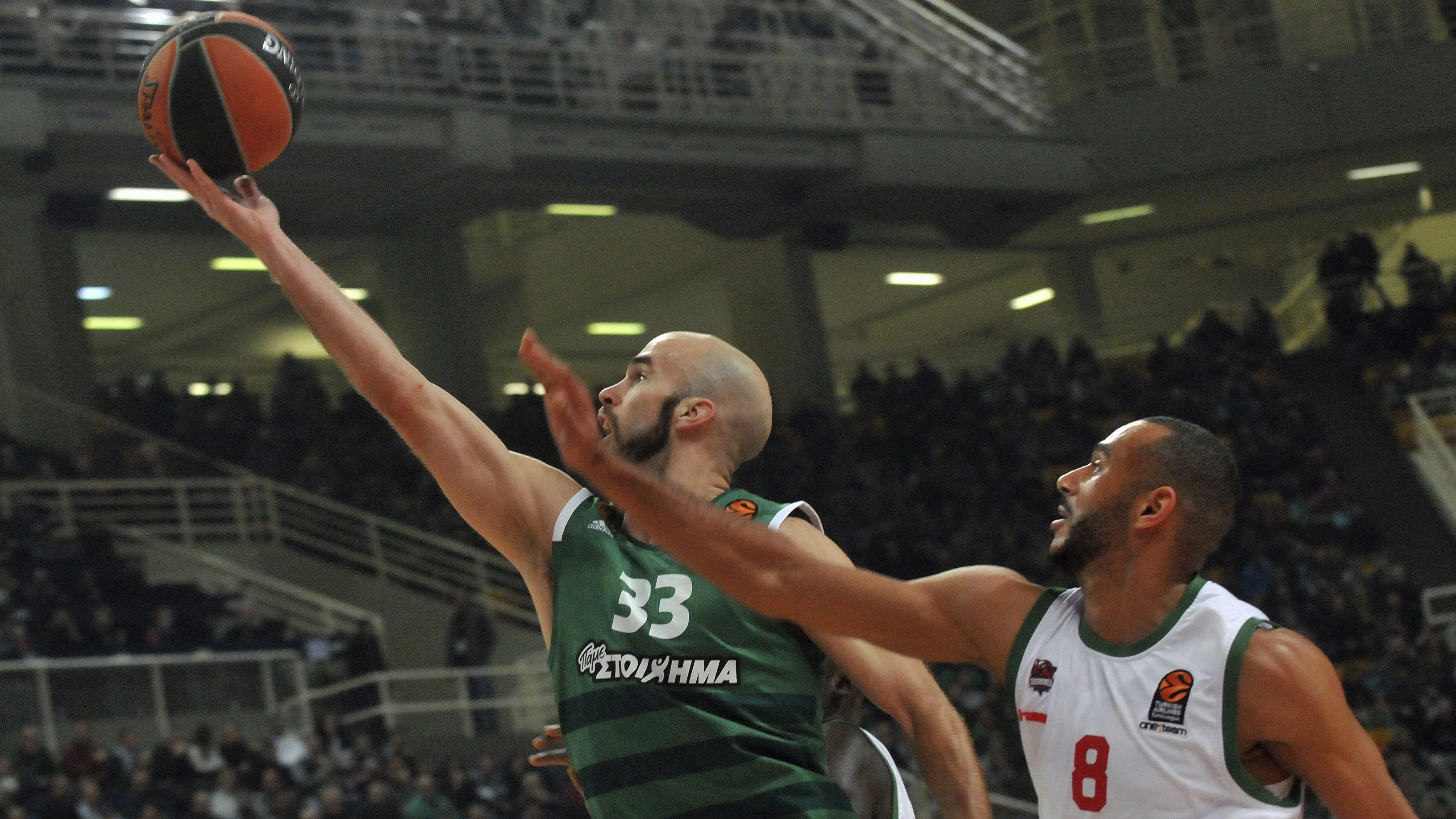 Nick Calathes intenta anotar