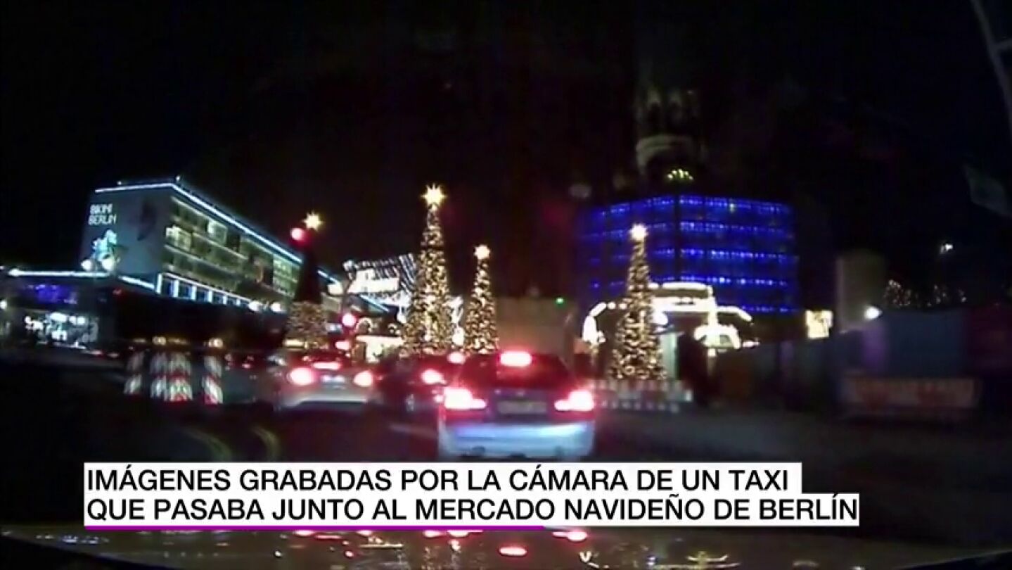 Frame 3.22483 de: Con las luces apagadas y a gran velocidad, las primeras im&aacute;genes de c&oacute;mo el cami&oacute;n arrolla el mercado en Berl&iacute;n