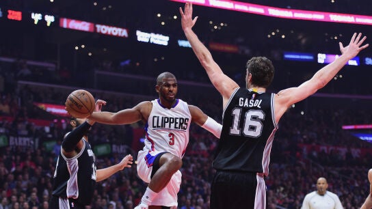 Pau Gasol intenta defender a Chris Paul