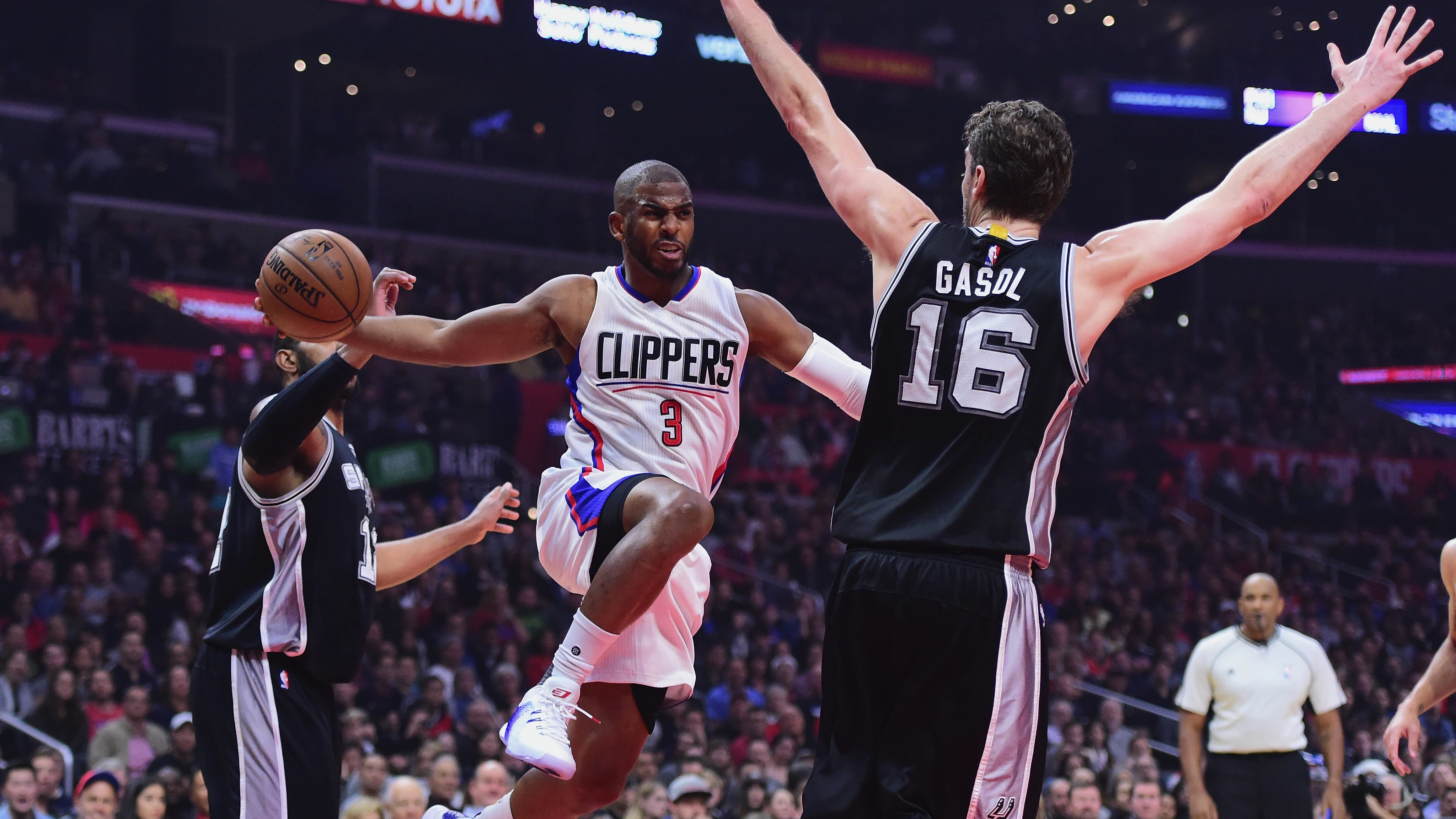 Pau Gasol intenta defender a Chris Paul