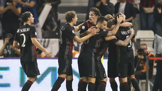 El Milan celebra su triunfo en la Supercopa de Italia sobre la Juventus El Milan celebra su triunfo en la Supercopa de Italia sobre la Juventus