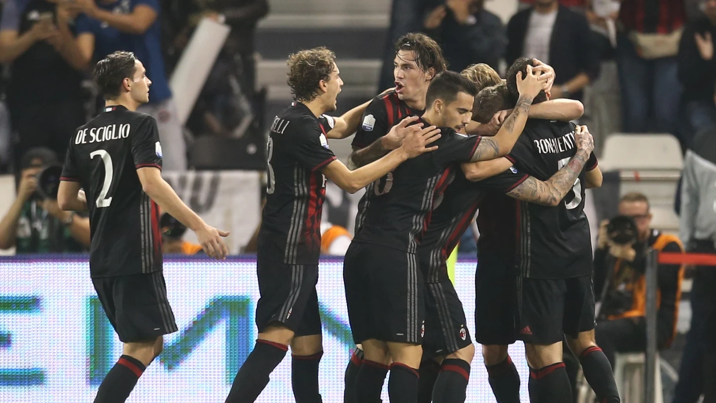 El Milan celebra su triunfo en la Supercopa de Italia sobre la Juventus El Milan celebra su triunfo en la Supercopa de Italia sobre la Juventus