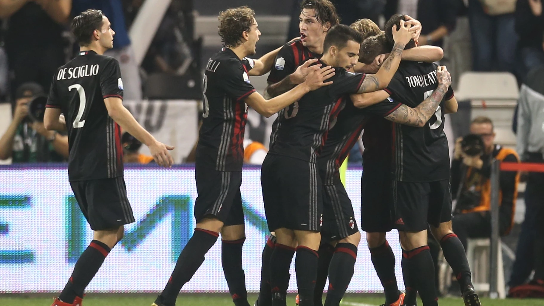 El Milan celebra su triunfo en la Supercopa de Italia sobre la Juventus