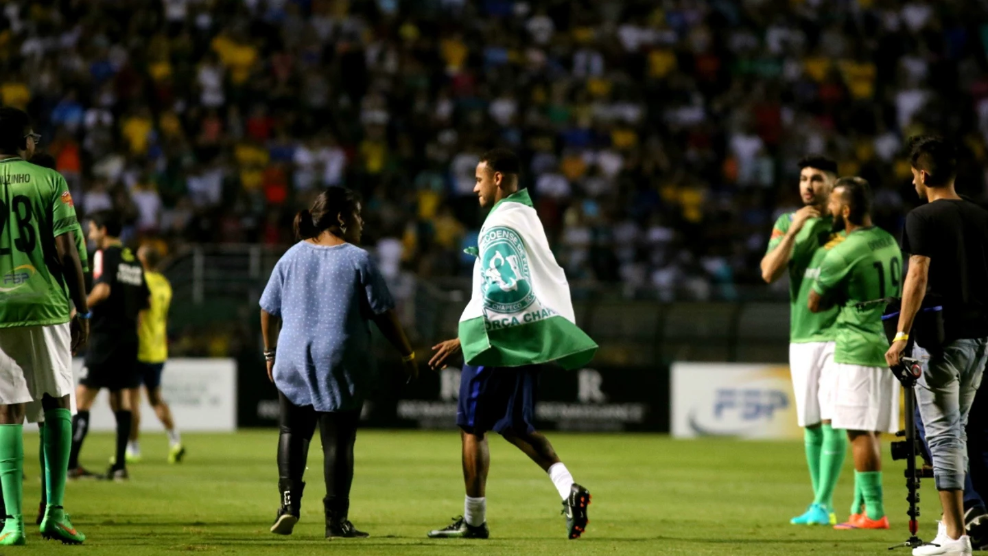 Neymar, con la bandera del Chapecoense Neymar, con la bandera del Chapecoense