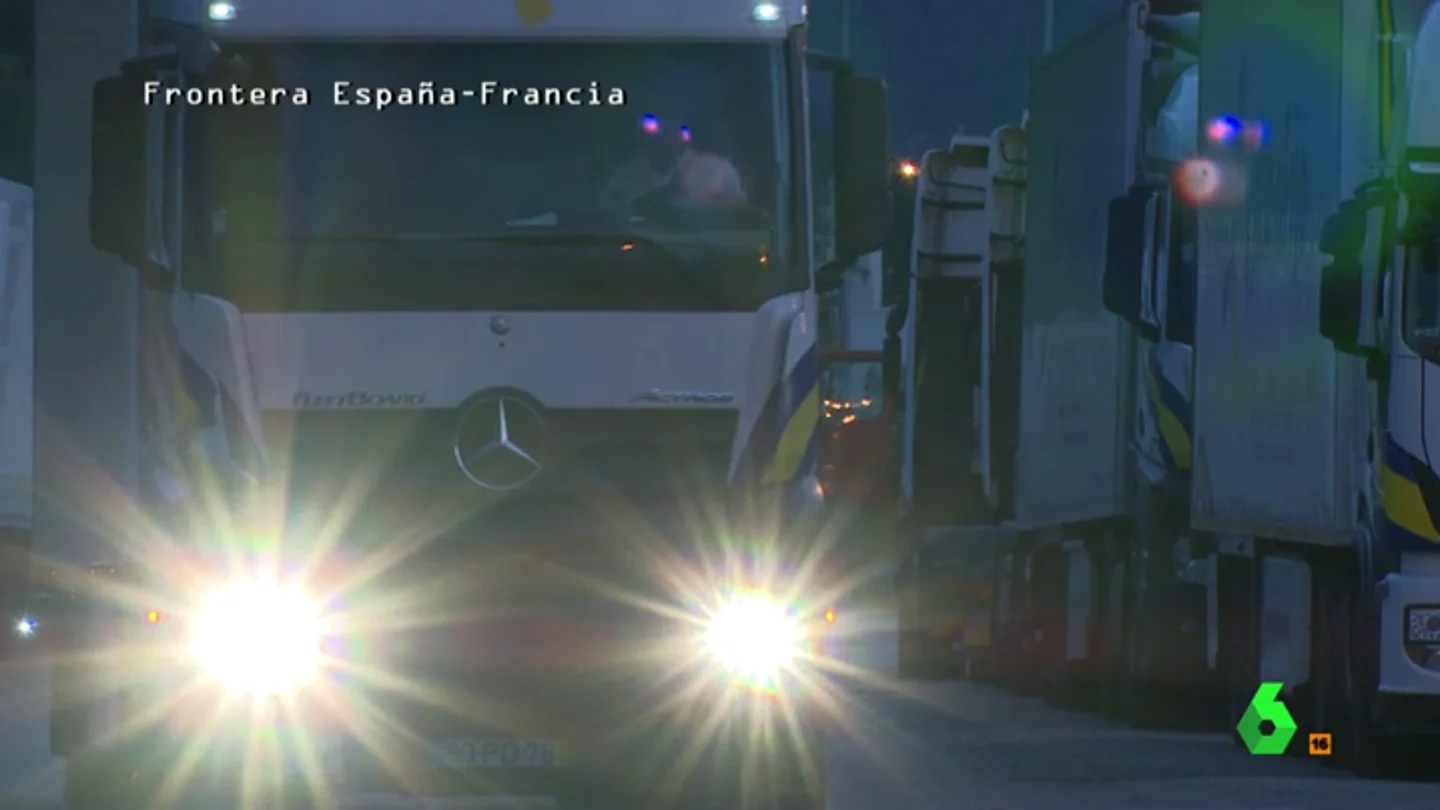 Frame 1.584827 de: La lucha de los camioneros españoles para pasar vino a Francia: "Se sube un francés y derrama todo el vino" Frame 1.584827 de: La lucha de los camioneros españoles para pasar vino a Francia: "Se sube un francés y derrama todo el vino"