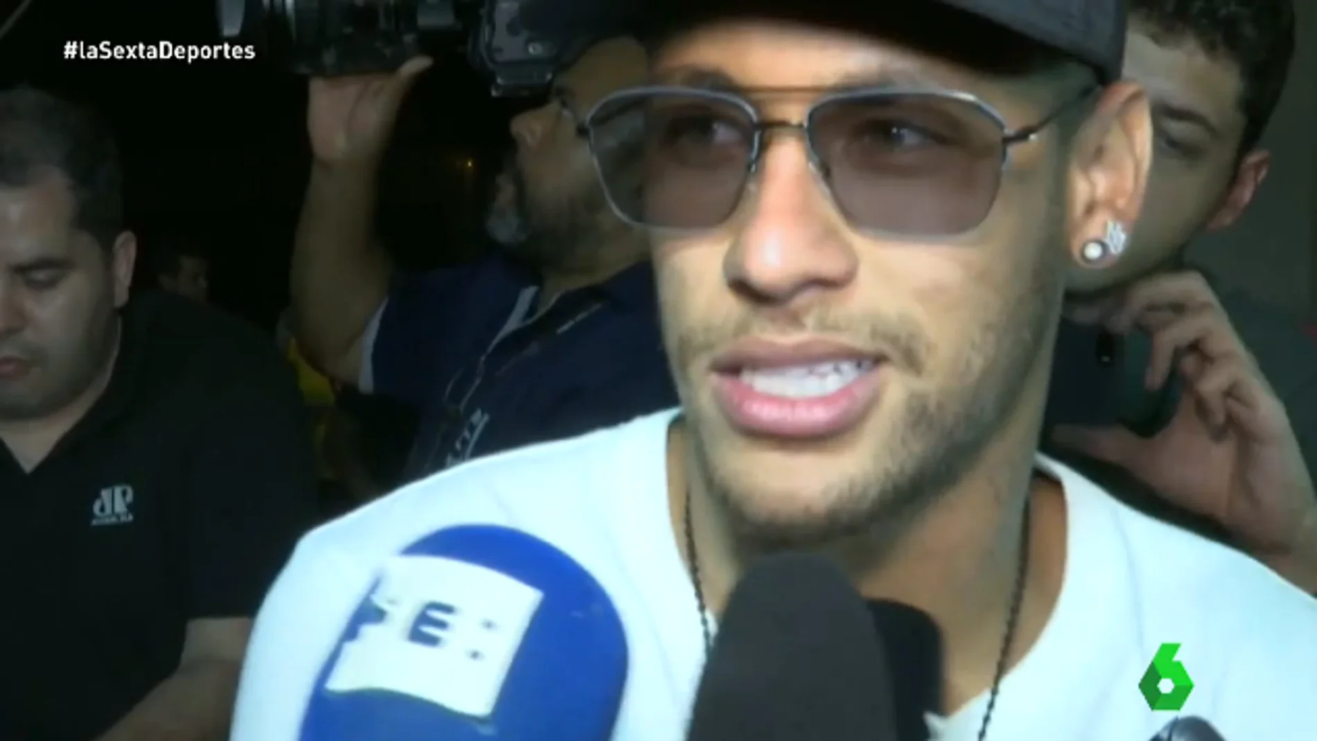 Neymar atiende a los medios de comunicación