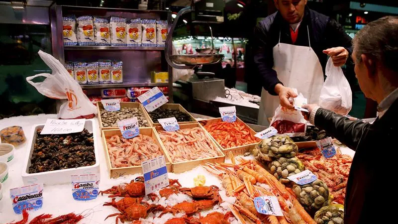 Marisco en un puesto del Mercado de Maravillas, en Madrid