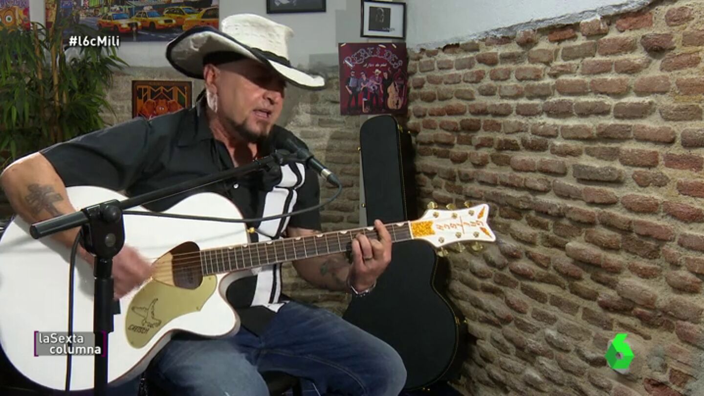 Frame 22.329795 de: Carlos Segarra, sobre las novatadas en la mili: "Te encerraban en una taquilla y ten&iacute;as que cantar. Me libr&eacute; por la guitarra"