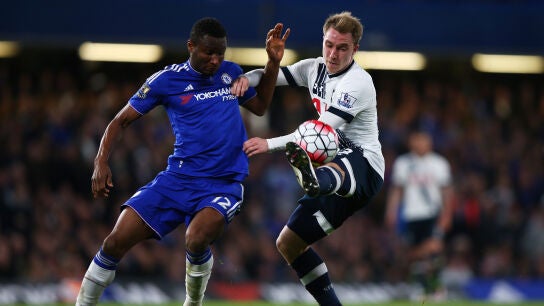 John Obi Mikel, a la izquierda, en un partido con el Chelsea