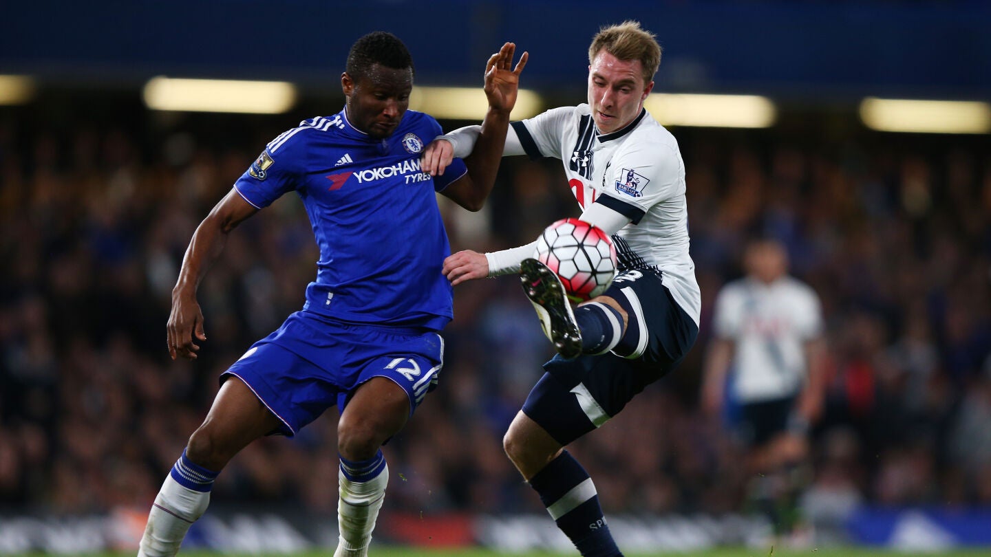 John Obi Mikel, a la izquierda, en un partido con el Chelsea