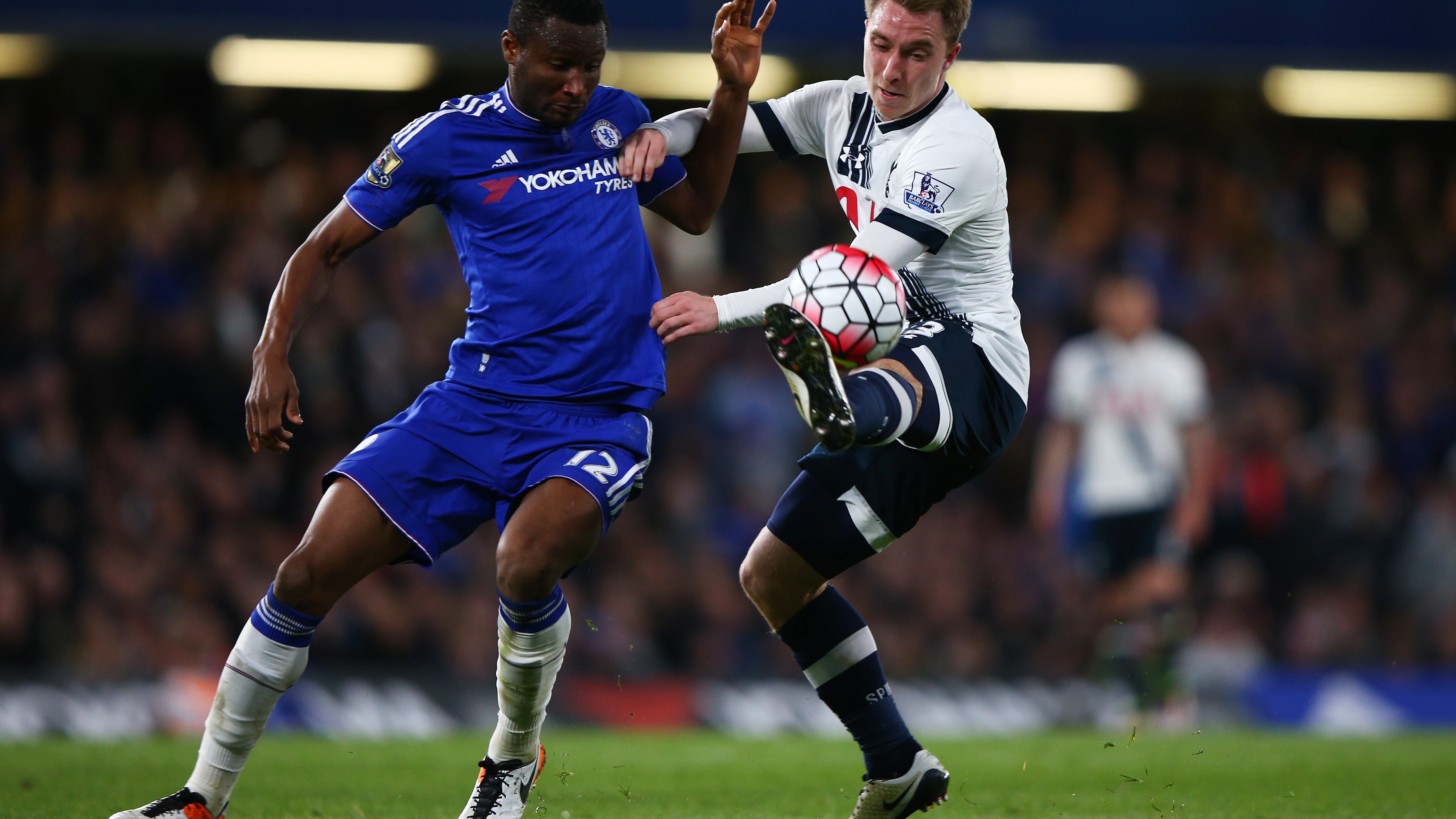 John Obi Mikel, a la izquierda, en un partido con el Chelsea