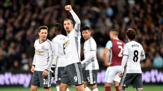 El Manchester United celebrando el gol de Ibrahimovic