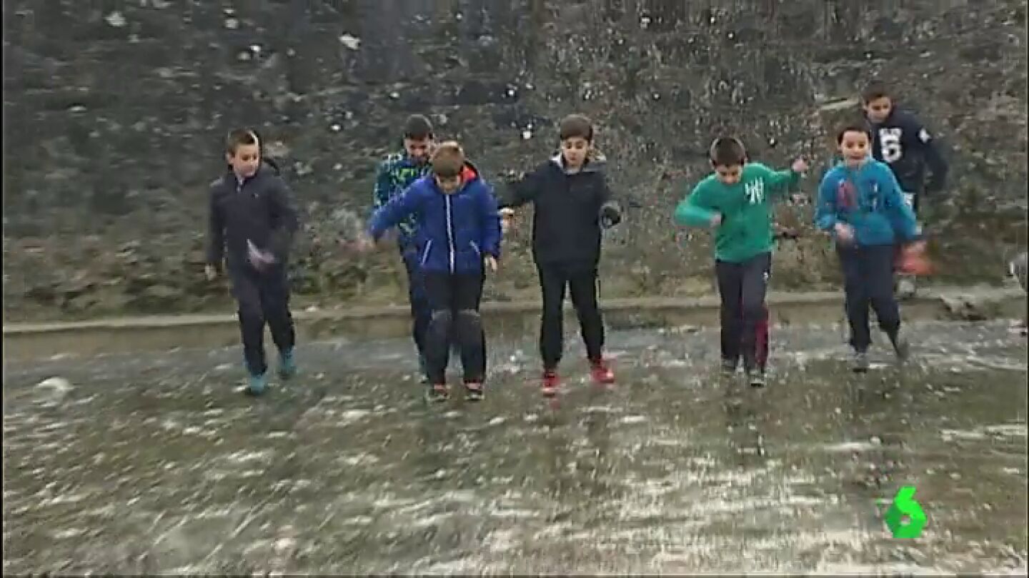Frame 0.47299 de: Las bajas temperaturas congelan las aguas del r&iacute;o Andu&ntilde;a, en Navarra.