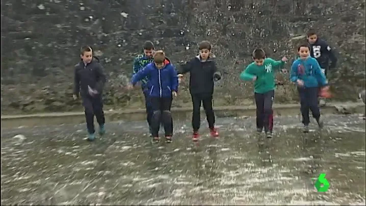 Frame 0.47299 de: Las bajas temperaturas congelan las aguas del río Anduña, en Navarra.