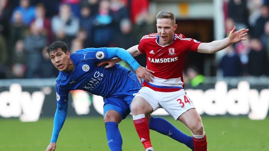Ulloa luchando un balón con Adam Forshaw Adam Forshaw