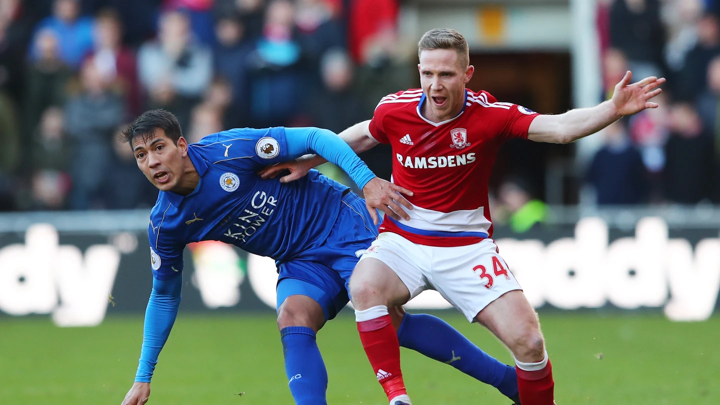Ulloa luchando un balón con Adam Forshaw Adam Forshaw