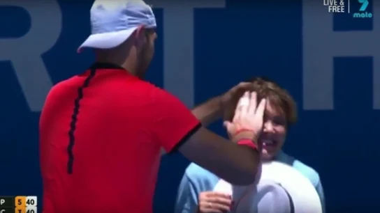 Sock toca la cara de una juez de línea que acaba de recibir un pelotazo Sock toca la cara de una juez de línea que acaba de recibir un pelotazo