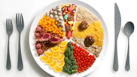 Alimentación rica en frutas, verduras, proteínas e hidratos de carbono limpios Alimentación rica en frutas, verduras, proteínas e hidratos de carbono limpios