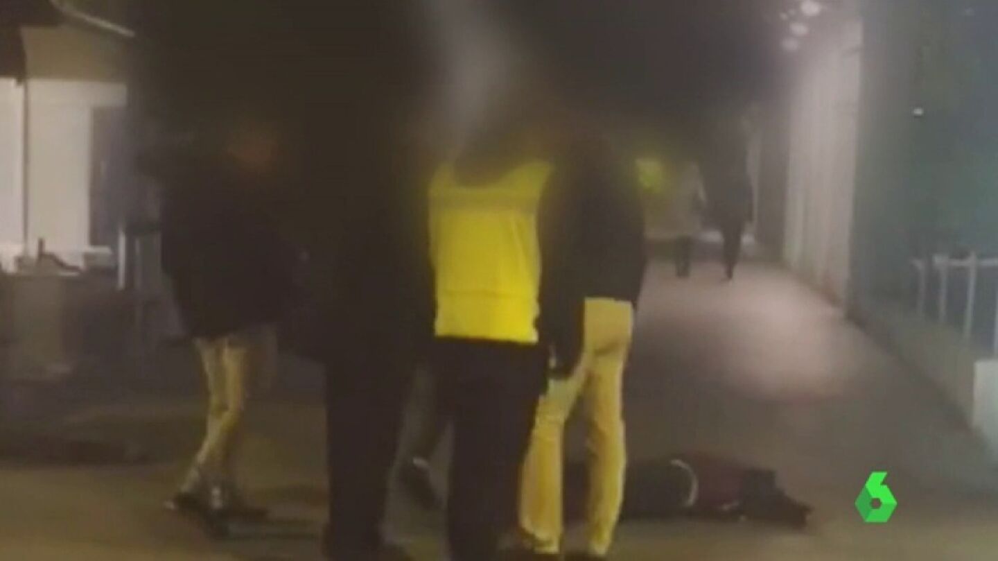 Andr&eacute;s M. tendido en el suelo tras la brutal agresi&oacute;n