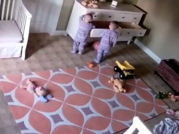 Un niño de dos años salva a su hermano gemelo tras caerle encima una cómoda Un niño de dos años salva a su hermano gemelo tras caerle encima una cómoda