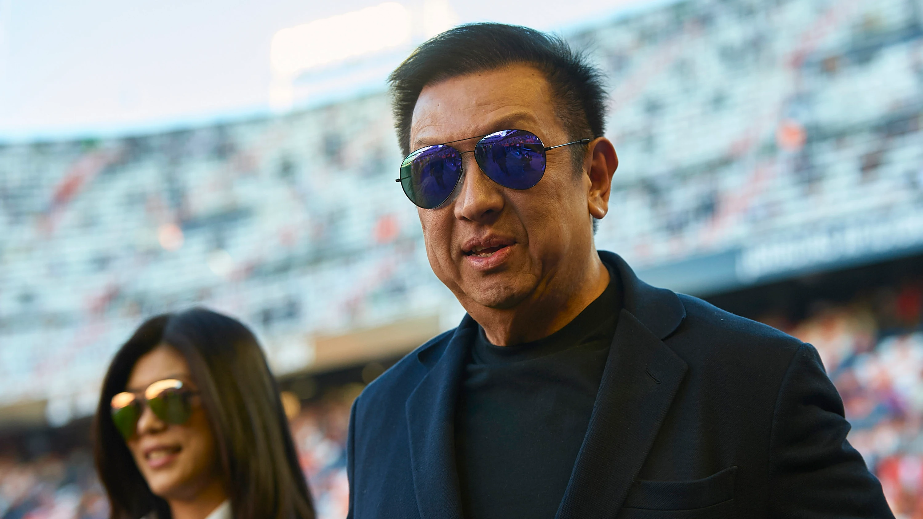 Peter Lim en el campo de Mestalla