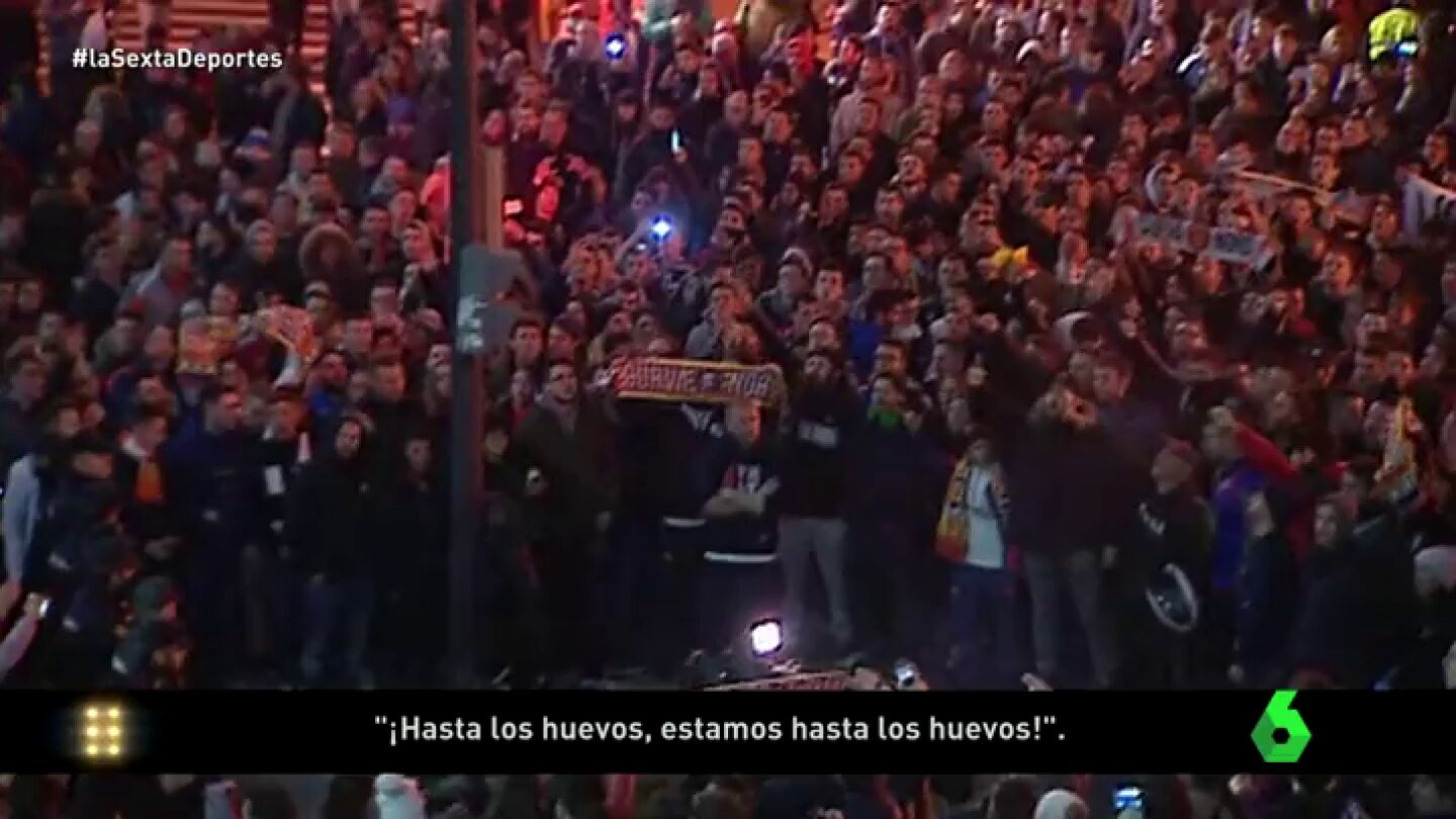 Frame 0.0 de: Medio millar de aficionados del Valencia piden en Mestalla la dimisi&oacute;n de Peter Lim
