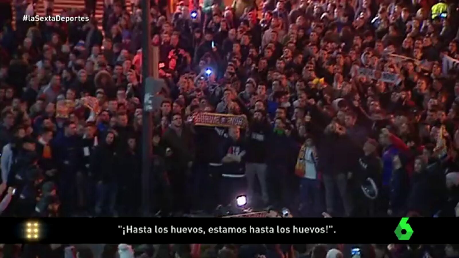 Frame 0.0 de: Medio millar de aficionados del Valencia piden en Mestalla la dimisi&oacute;n de Peter Lim