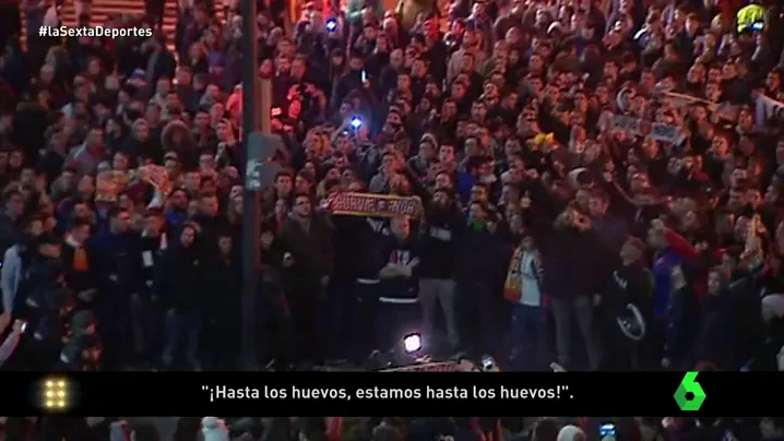 Frame 0.0 de: Medio millar de aficionados del Valencia piden en Mestalla la dimisión de Peter Lim