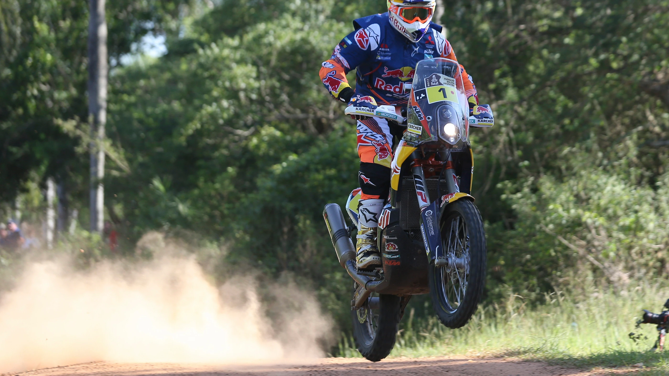 Toby Price conduce su moto durante la disputa del Rally Dakar