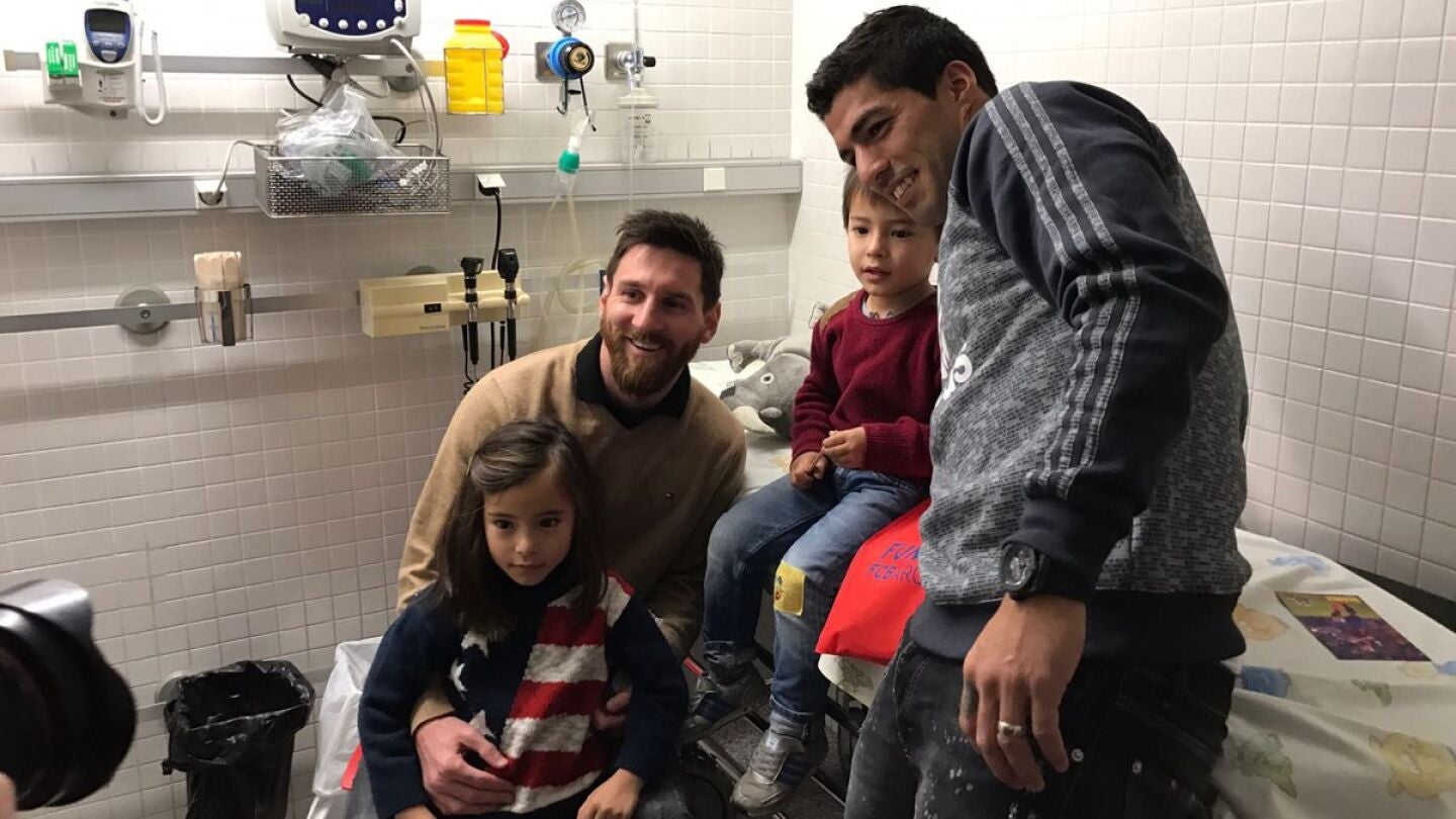 Messi y Su&aacute;rez reparten ilusi&oacute;n a los ni&ntilde;os enfermos