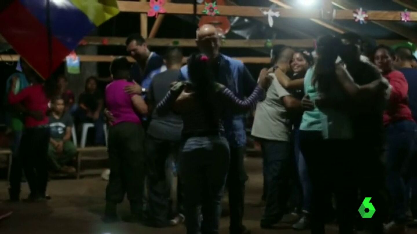 Frame 0.355664 de: Pol&eacute;mico baile de enviados de la ONU con guerrilleras de las FARC