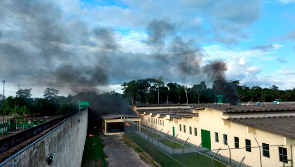 Humo en el complejo penitenciario de Manaos, Brasil, tras una reyerta