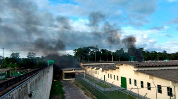Humo en el complejo penitenciario de Manaos, Brasil, tras una reyerta
