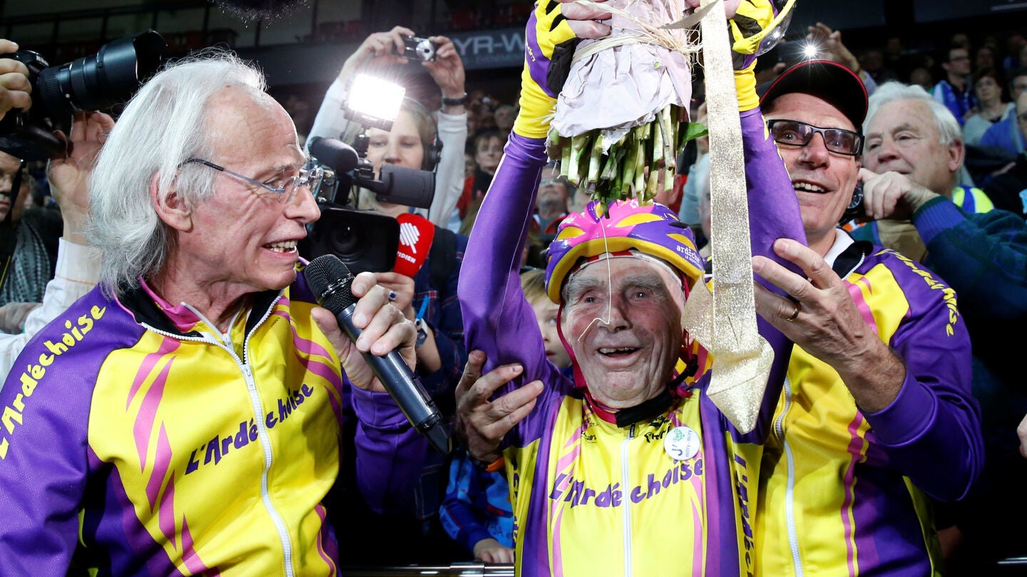 Robert Marchand celebrando su r&eacute;cord mundial
